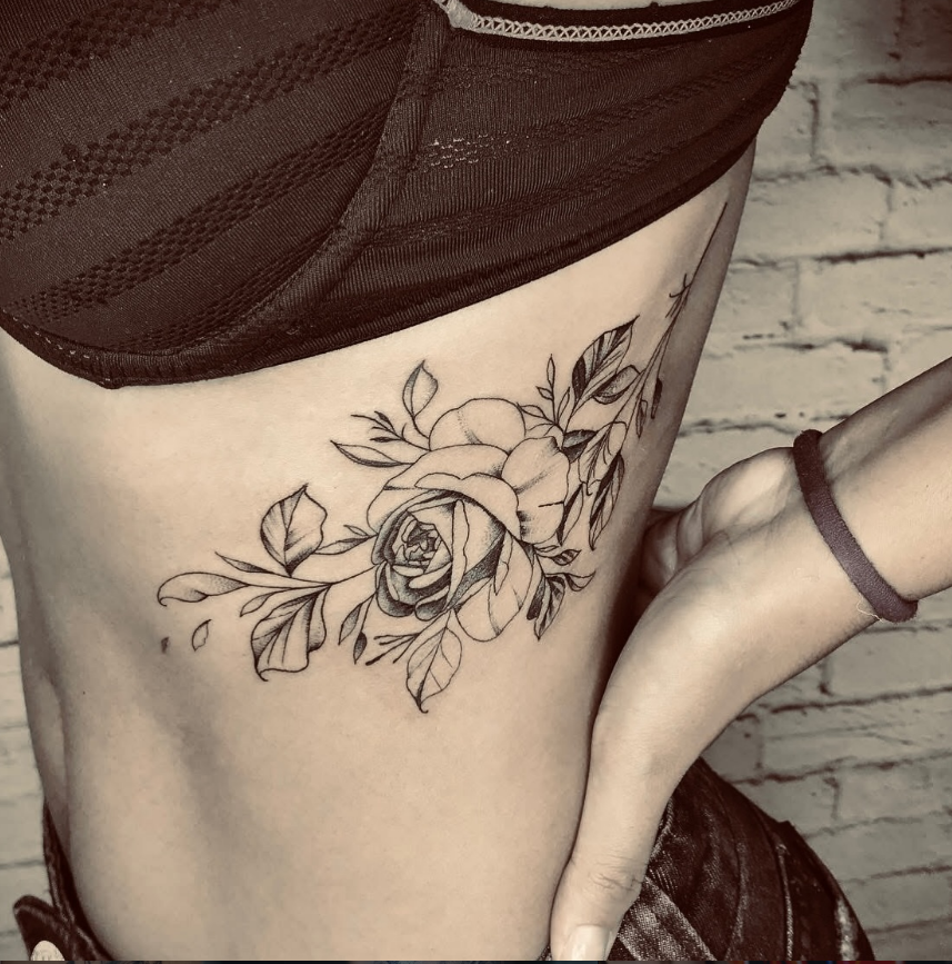 Rosa em fine line na costela