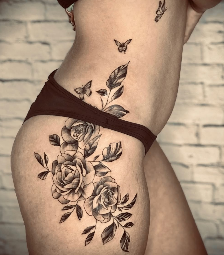 Composição floral com borboletas na lateral do corpo