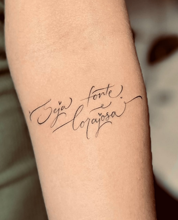 Tatuagem lettering fine line no antebraço
